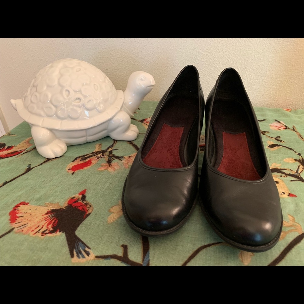 Aerosoles Black Leather Pumps